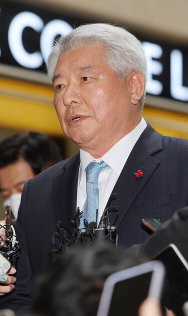 김홍일 방송통신위원장 후보자가 13일 오전 청문회 준비 사무실이 마련된 경기도 과천시의 한 오피스텔 건물로 출근하며 취재진 앞에서 발언하고 있다. 연합뉴스